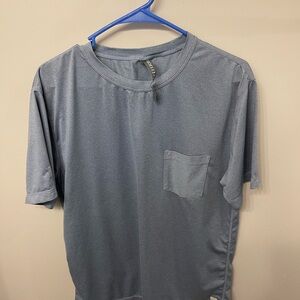Vuori Tradewinds pocket tee. L. Blue